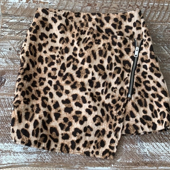 H&M Leopard Print Asymmetrical Zipper Skirt - Picture 2 of 5